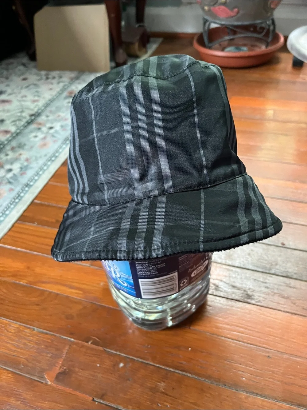 Burberry Black Wool-Blend Bucket Hat with Branded Tag - Picture 4 of 5